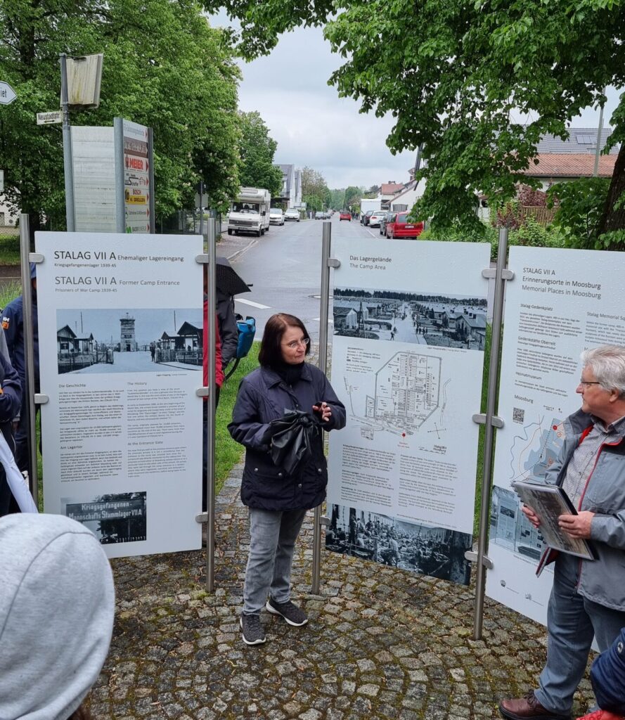 Christine Fößmeier am Infopoint in der Sudentenlandstraße - dem ehemaligen Eingang zum Lager